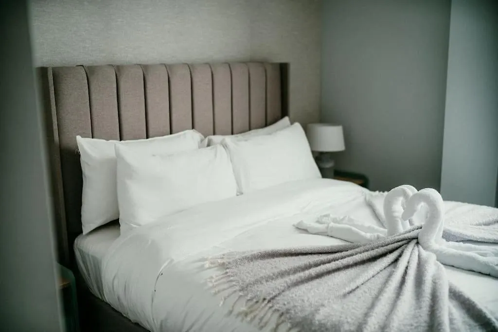 Urban Elegance: Luxury; Sleeps 6 Apartment Belfast
