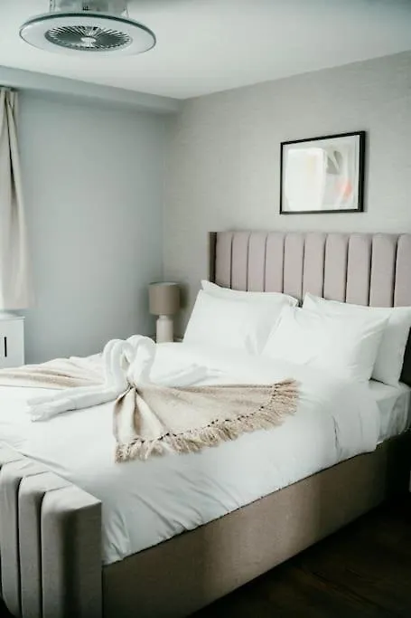Urban Elegance: Luxury; Sleeps 6 Apartment Belfast United Kingdom