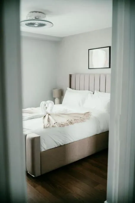 Urban Elegance: Luxury; Sleeps 6 Apartment Belfast